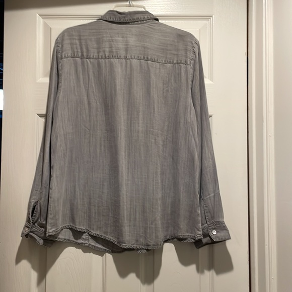 Chico’s Grey Denim Long Sleeve Button Down Shirt. Size 2. - Picture 3 of 4